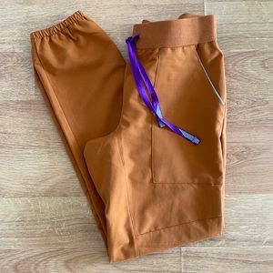 XS FIGS scrub top in auburn